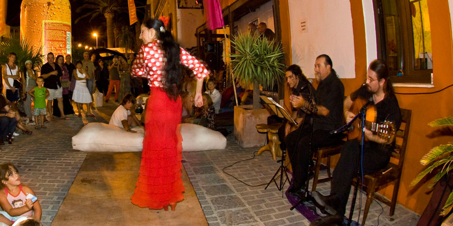 Grupo flamenco en terraza de verano